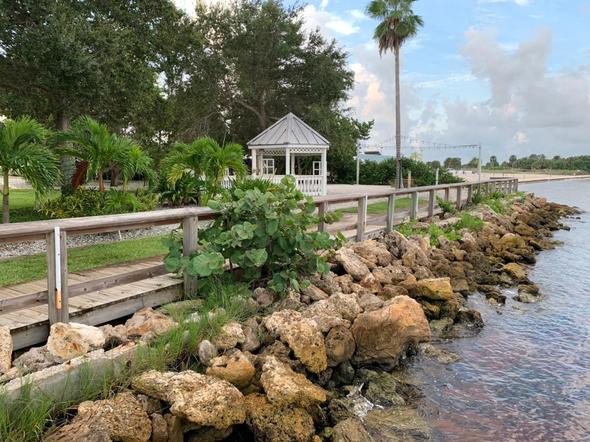 Bayside Retreat Aparthotel Ruskin Exterior photo